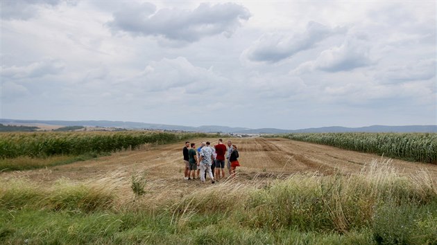 Odbornci ze zemdlskho drustva Pooslav v Nov Vsi na Brnnsku rad zjemcm, jak se vypodat mimo jin s eroz. (2018)
