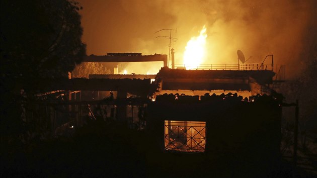 V okolí Atén vypukly rozsáhlé lesní požáry, které si vynutily evakuaci stovek lidí. Západně od řecké metropole ohnivý živel již zničil desítky domů a aut (23. července 2018).