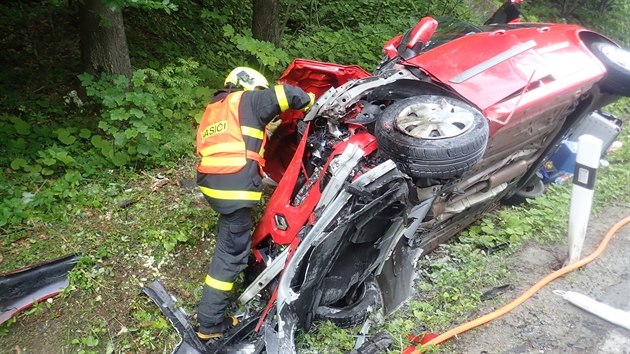 Dvě auta se srazila mezi obcí Bílá na Frýdecko-Místecku a slovenskou hranicí. Zranilo se sedm lidí (28. července 2018).