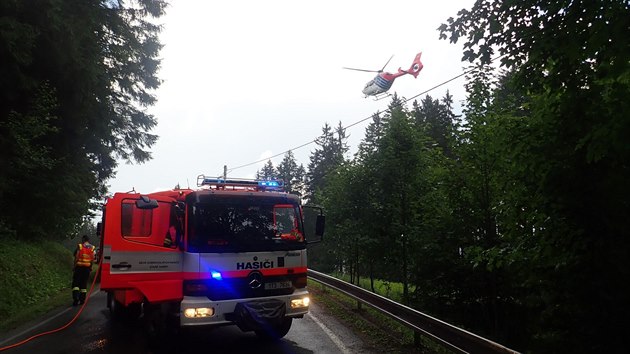 Dv auta se srazila mezi obc Bl na Frdecko-Mstecku a slovenskou hranic. Zranilo se sedm lid (28. ervence 2018).