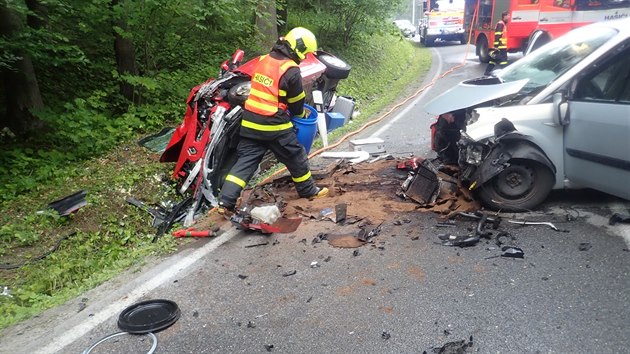 Dvě auta se srazila mezi obcí Bílá na Frýdecko-Místecku a slovenskou hranicí. Zranilo se sedm lidí (28. července 2018).