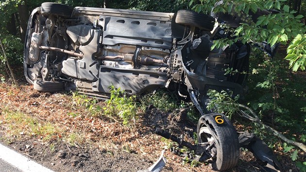 eln stet dvou osobnch aut mezi Jlovm u Prahy a Petrovem skonil smrt jednoho z idi (29. ervence 2018).