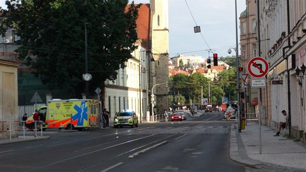 V ulici Na Slupi na pražském Albertově se střetla sanitka s motocyklem. (26. července 2018)