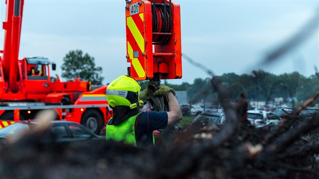 Vyvrácený strom poblíž odletové haly Letiště Leoše Janáčka Ostrava v Mošnově na Novojičínsku poškodil v pátek několik zaparkovaných aut. (27. července 2018)