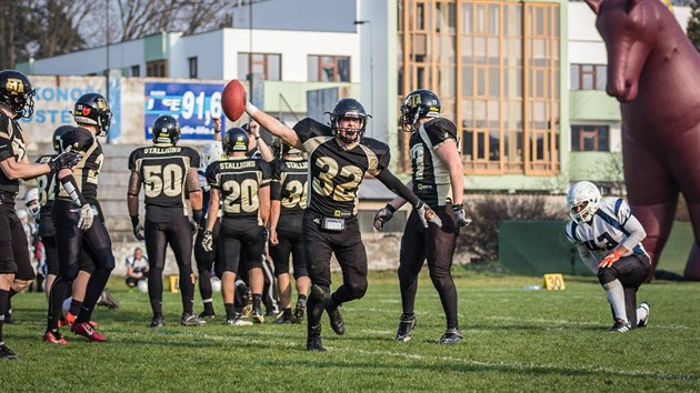 Linebacker Pardubic Stallions Adam Salfick oslavuje interception proti Ostrav.