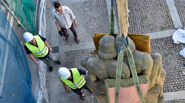 Na stěhování sousoší „Dva ženské akty“ muselo muzeum zajistit autojeřáb o nosnosti 35 tun, protože umístění sochy neumožnilo se s technikou přiblížit na méně než 20 metrů.