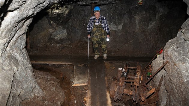 tola svatho Mikule, kde se ve stedovku tilo stbro a m, se po letech otevr lidem. Na snmku Josef Sochor, prvodce dlnm dlem.