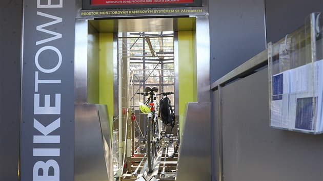 U vlakového a autobusového nádraží v Litoměřicích otevřeli Bike Tower neboli cyklověž. Plně automatické zařízení pro místní i turisty pojme až 118 kol, za celý den se platí 5 korun.
