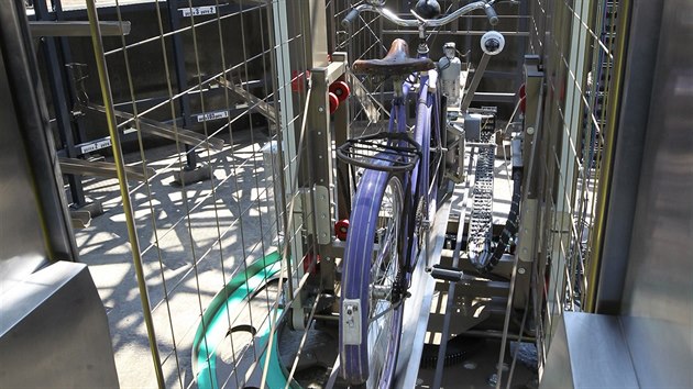 U vlakového a autobusového nádraží v Litoměřicích otevřeli Bike Tower neboli cyklověž. Plně automatické zařízení pro místní i turisty pojme až 118 kol, za celý den se platí 5 korun.