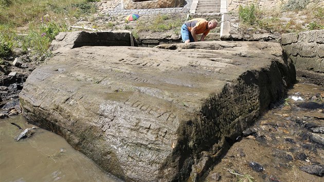 Vlivem sucha a snižování hladiny řeky Labe vystoupily hladové kameny.
