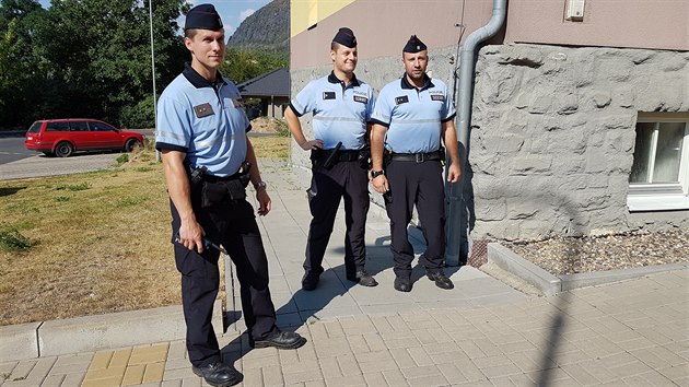 Do kraje pijdj policist z jinch region, aby zde mapovali zdej situaci. Jejich poznatky maj pomoci zdej policii eit krizov situace.