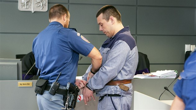 Čtyřiatřicetiletý Česlav Hurina, kterému hrozí za vraždu dvanáct až dvacet let vězení, v jednací síni olomouckého krajského soudu. (17. července 2018)