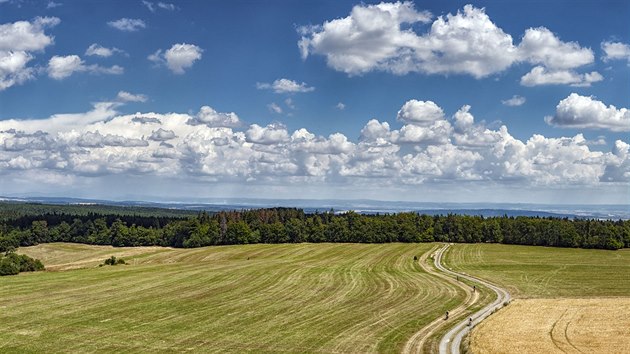 Výhled z nové rozhledny Kopaninka u Repech na Prostějovsku. Půjde o jednou z dominant Drahanské vrchoviny, oficiálně otevřená bude v září.