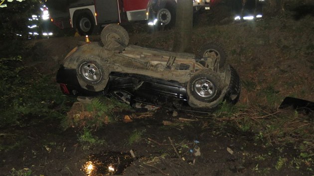 Jeep Grand Cherokee po nehod mezi obcemi Ptensk Dvorek a Suchdol na Prostjovsku. (21. ervenec 2018)