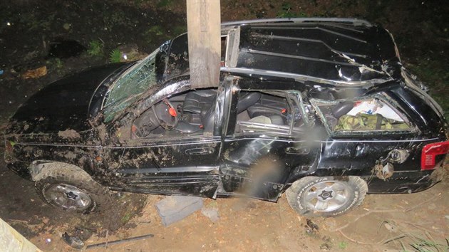 Jeep Grand Cherokee po nehodě mezi obcemi Ptenský Dvorek a Suchdol na Prostějovsku. (21. červenec 2018)