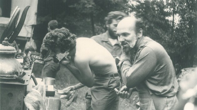 Snímek z pochodu dvou desítek mladých lidí, kteří se v červenci 1968 vydali pěšky z tehdejšího Československa do Sofie na festival mládeže. Dostali se ale jen k bulharským hranicím, u nichž se už šikovala armáda pro srpnovou invazi do Československa