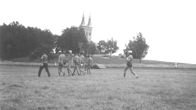Snímek z pochodu dvou desítek mladých lidí, kteří se v červenci 1968 vydali pěšky z tehdejšího Československa do Sofie na festival mládeže. Dostali se ale jen k bulharským hranicím, u nichž se už šikovala armáda pro srpnovou invazi do Československa