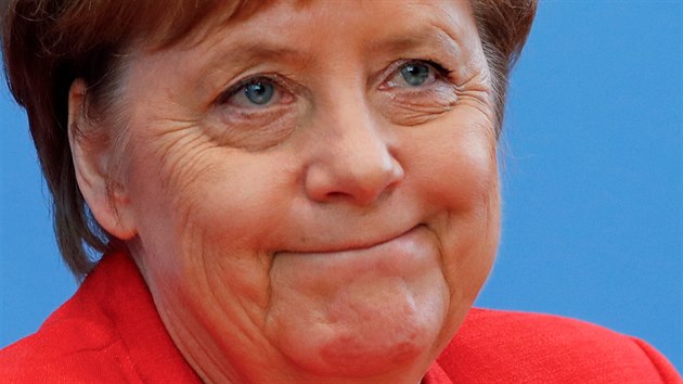 Německá kancléřka Angela Merkelová odpovídá na dotazy novinářů při své tradiční letní tiskové konferenci v Berlíně. (20. července 2018)