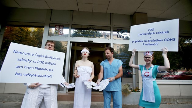Aktivisté u antimonopolního úřadu protestovali kvůli zadávání zakázek v nemocnici v Českých Budějovicích.