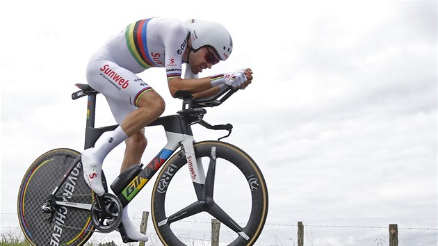Tom Dumoulin v dresu mistra svta bhem asovky na Tour de France.