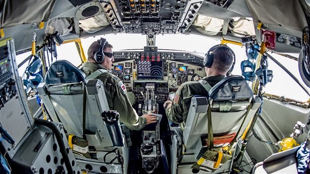 Na akci Ample Strike je nasazovna pikov technika ady armd. Na snmku z loskho cvien je pohled do kabiny americkho stroje Boeing KC-135.