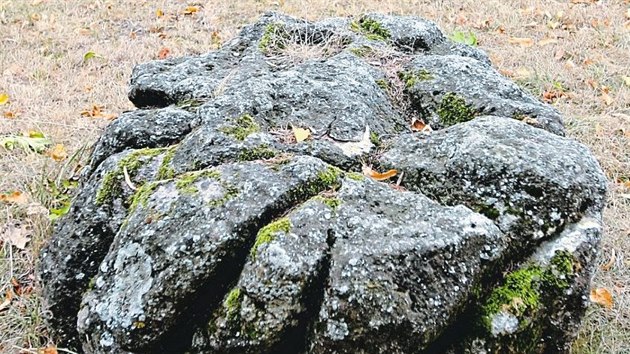 Na místo předpokládaného hrobu generála Boudeta v Moravských Budějovicích nyní poukazuje jen bizarně tvarovaný kámen.