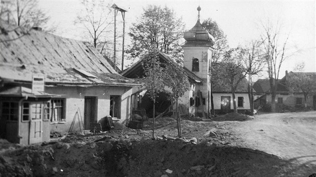 Sovtsk armda svrhla 9. kvtna 1945 na drec stovky bomb. Pi nletech zemely ti destky lid, zniena byla vtina dom vetn kaple. Tu pak mstn strhli.