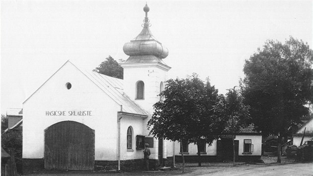 Ždírec nad Doubravou neměl nikdy kostel, ale kapli, jež byla spojená s hasičskou zbrojnicí. Na snímku z roku 1933 je částečně vidět i obchod Jana Kárníka.