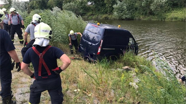 Dodávku z břehu řeky vyprošťovali hasiči. Řidič nadýchal přes tři promile alkoholu v dechu (23.7.2018)