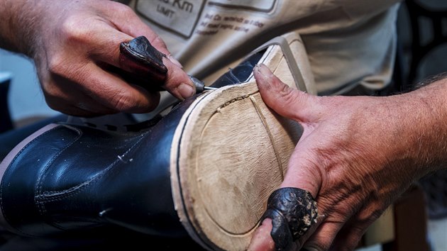 Pyšelský švec Libor Podroužek udělá boty v podstatě komukoliv. Pod cenovku 7 tisíc korun se však nedostane, boty jsou za to kvalitní a ručně dělané.