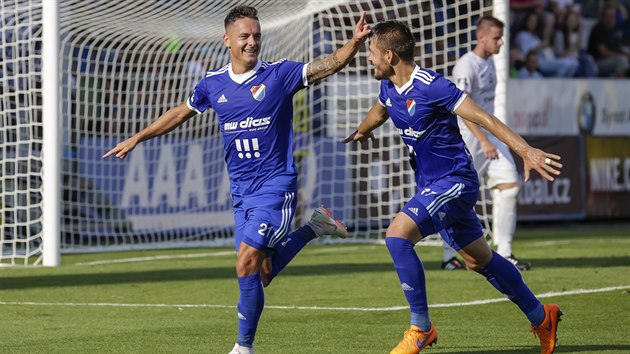 VYROVNNO. Ostravt fotbalist na hiti Slovcka prohrvali, ale ve 35. minut srovnal stav zpasu na 1:1 zlonk Daniel Holzer (vlevo).