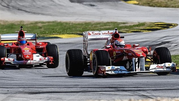 Monopost Ferrari z roku 2011, kdy ho pilotoval Fernando Alonso. Jde o model F150.