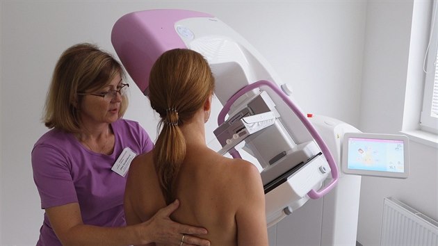 Vyšetření na mamografu mohou podstoupit i ženy, které mají silikonové poprsí.