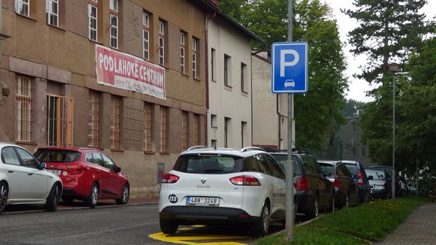 Ulice kolem nemocnice v Nchod se zmnily v parkovit pro zamstnance i pacienty (17.7.2018).