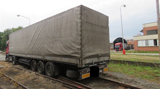 Kamion skonil v Otrokovicch na kolejch eleznin vleky.