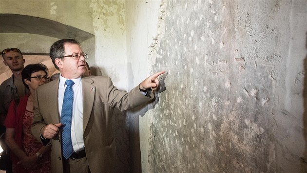 Izraelský velvyslanec Daniel Meron si ve tvrzi v Kurovicích prohlíží vzácný hebrejský nápis ze 17. století.