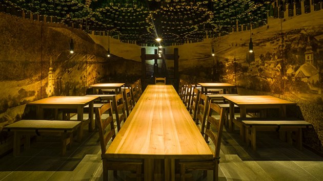 Dominantu interiériéru tvoří centrální, pět metrů, dlouhý stůl z dřevěného masivu.