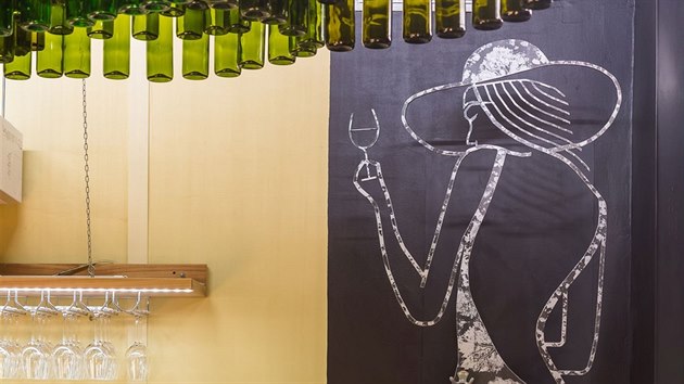 Kovovou siluetu dámy s vínem v ruce podle návrhu Radovana Rusnáka vytvořil zámečník Jozef Rajníc.