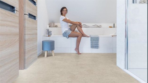 Vinylové podlahy Wineo 400 mohou napodobovat i dekory pískovce, vápence či betonu.