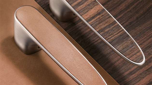 Do klik Compasso od italského výrobce Fusital lze do čelní plochy vložit dřevěnou výplň či kůži.