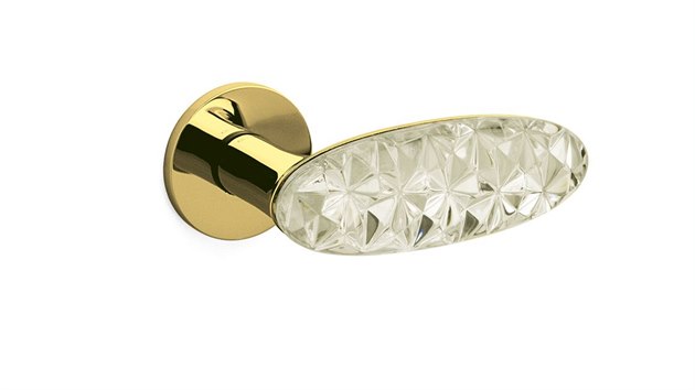 Mosazná klika Crystal Diamond italské společnosti Olivari, jejíž rukojeť tvoří broušené sklo.