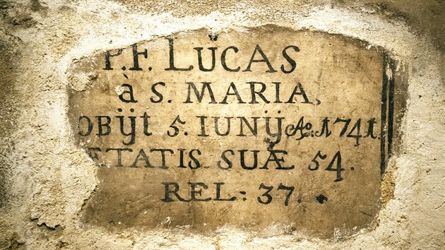 Jedno z mála jmen na náhrobku, které se dochovalo v dobrém stavu (18.7.2018) 