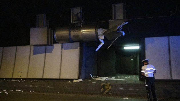Ve Strahovském tunelu zavadil nákladní vůz o ventilaci. (24.7.2018)