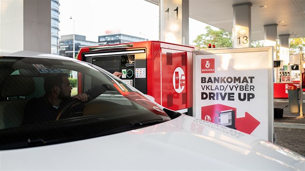 Drive-up bankomat Komern banky na prask erpac stanici  Benzina v Argentinsk ulici.