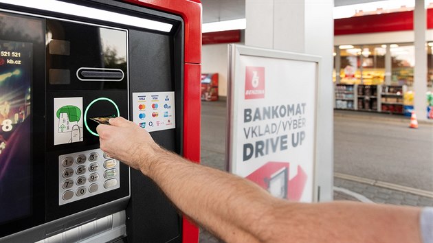 Drive-up bankomat Komerční banky na pražské čerpací stanici  Benzina v Argentinské ulici.