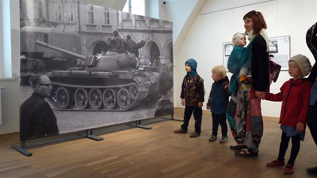 Výstavu uvádí vyobrazení tanku.