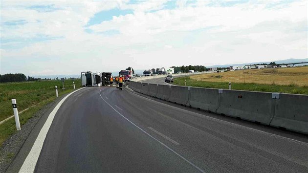 Na obchvatu Olomouce havaroval kamion, převrácená souprava silnici dočasně zablokovala a hasiči museli řešit naftu vyteklou na silnici.