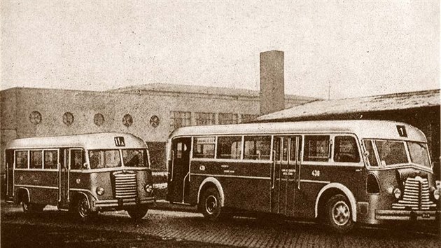 Skuten prvn autobus se samonosnou karoseri Tr3,5 (vlevo) s vtm modelem Tr 5 na jedn z mla dochovanch dobovch fotografi.