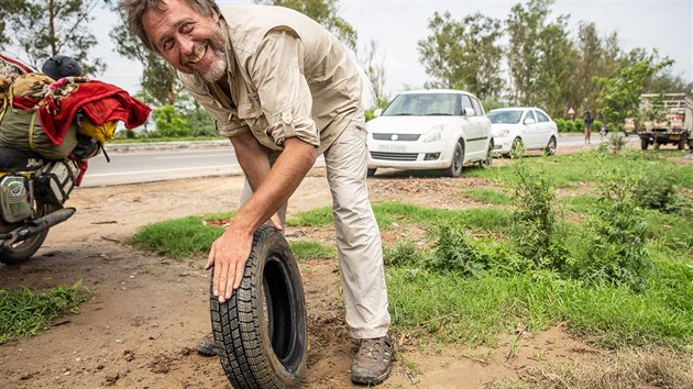 Vychytralý plán: pneumatikář nám nakonec přezul auto ještě v Indii, náhradní gumu jsme pak zkušeně umazali bahnem, aby nebudila přílišnou pozornost.