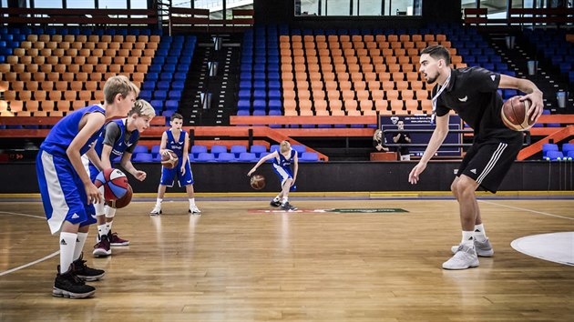 Tom Satoransk se na svm kempu vnuje mladm basketbalistm.